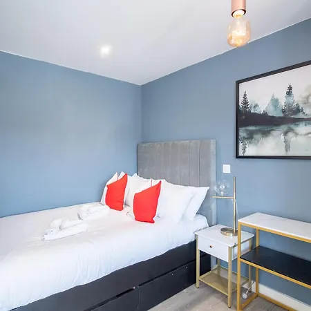 Deluxe By Centre * Sheffield
